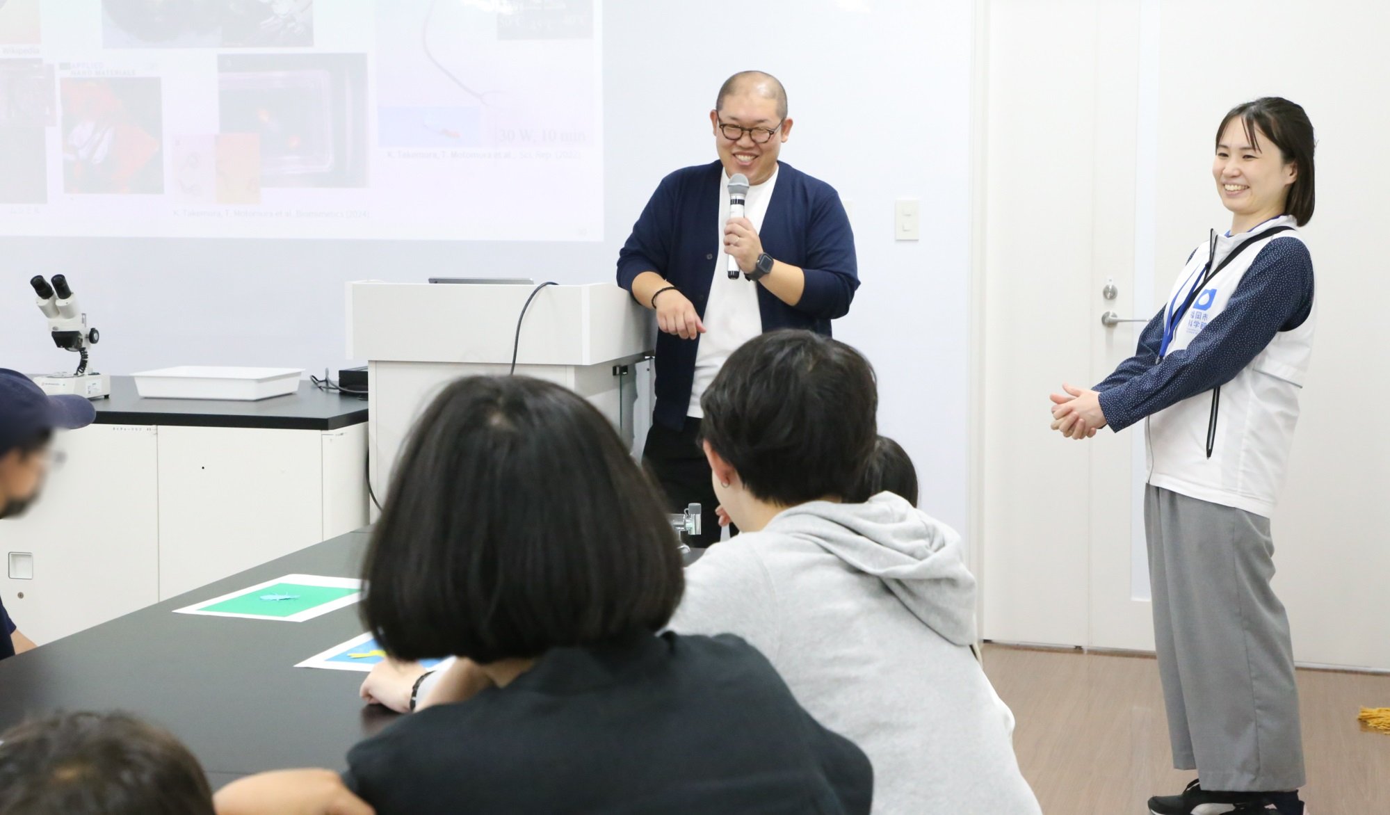 サイエンスカフェ「トンボの目をマネできる！？　～金型を使った生物模倣～」レポート