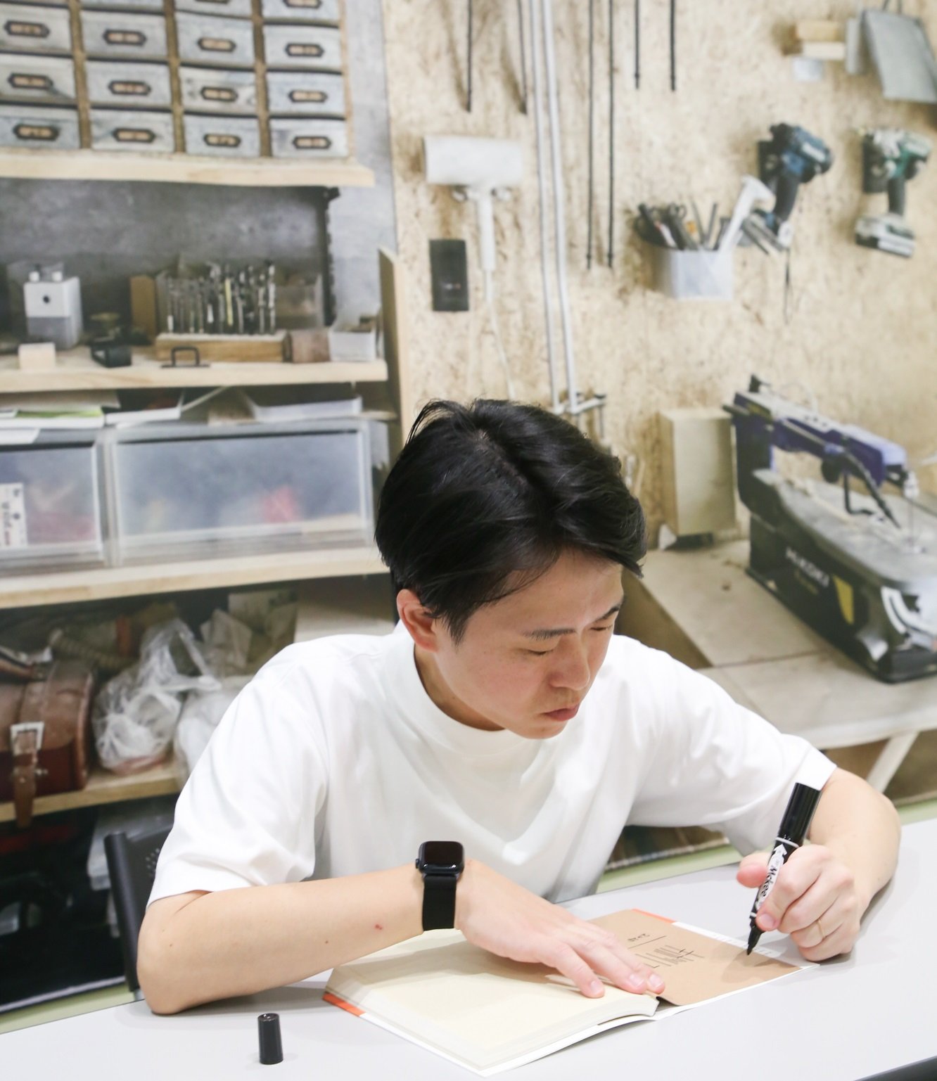 キボリノコンノ氏サインの様子